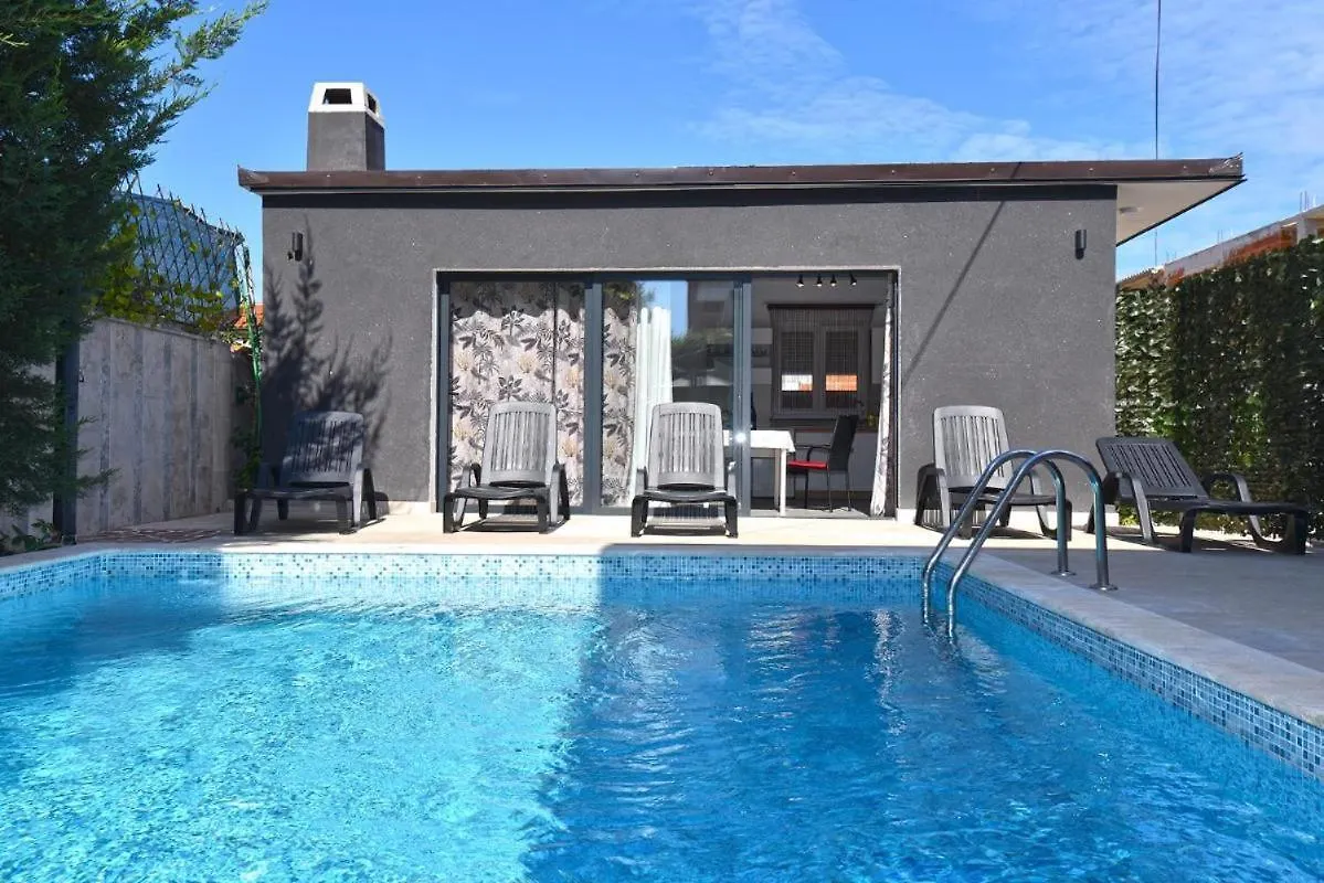 Bright Studio Apartment With Pool View Valbandon